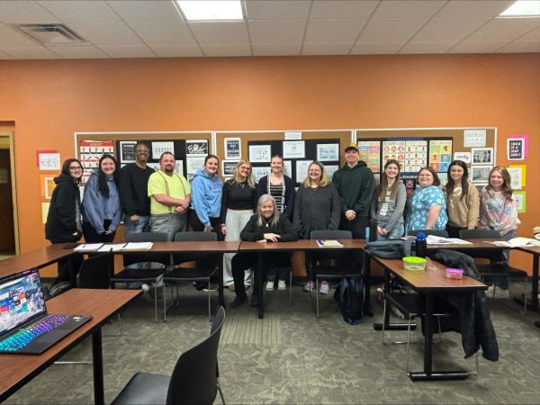 A photo of students enrolled in the current SIGN-1010 class, Professor Linda Malizio center.